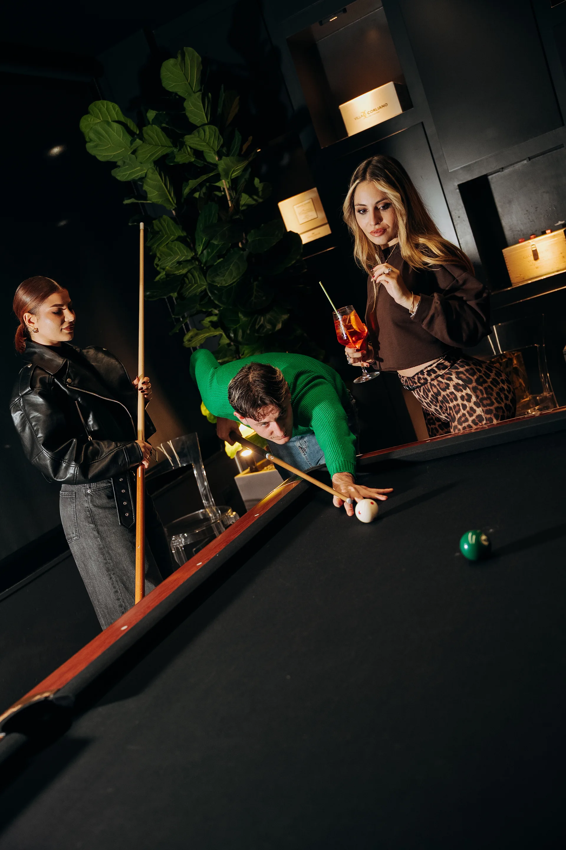 Vista panoramica della sala Billiard Suite con tavoli da biliardo e atmosfera esclusiva